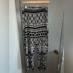 AB STUDIO pants. White and black boho pattern loose fitting size tag is faded.
